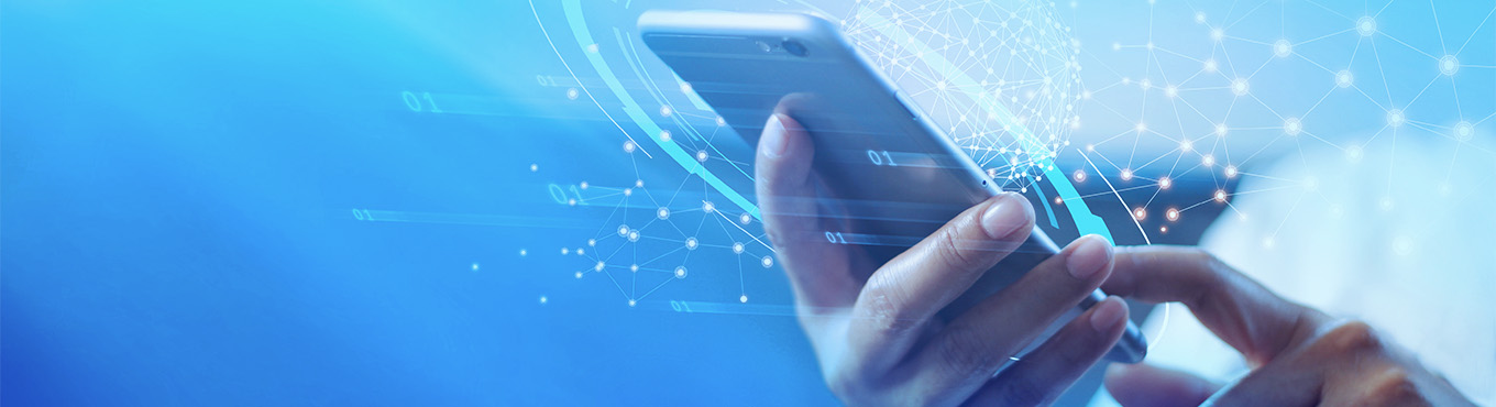 Immagine_Mercati_Telco_Sito_Logwave_2022_v1.1 Persona con telefono in mano - Lantech Longwave per Telco